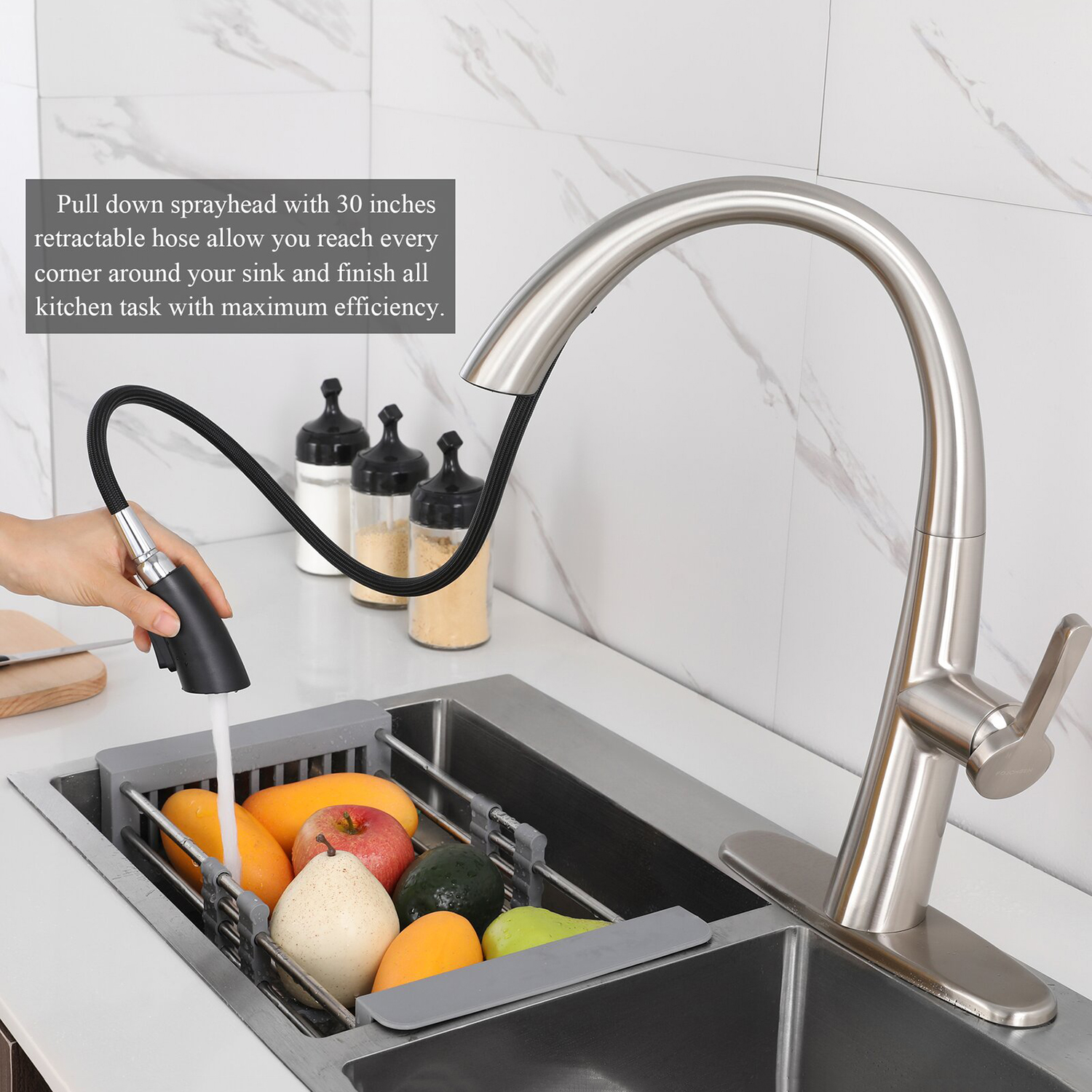 يوفر صنبور المطبخ Aquacubic مع البخاخ القابل للسحب تنظيفًا فعالاً لصنبور حوض المطبخ