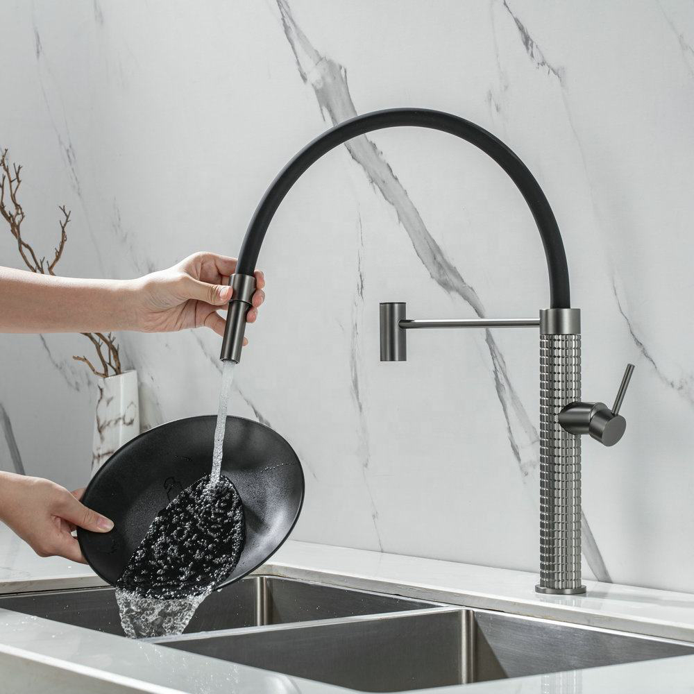 تصميم فاخر جديد في إيطاليا مزود بمسدس معدني رمادي اللون لحوض المطبخ خلاط مع بخاخ سحب
