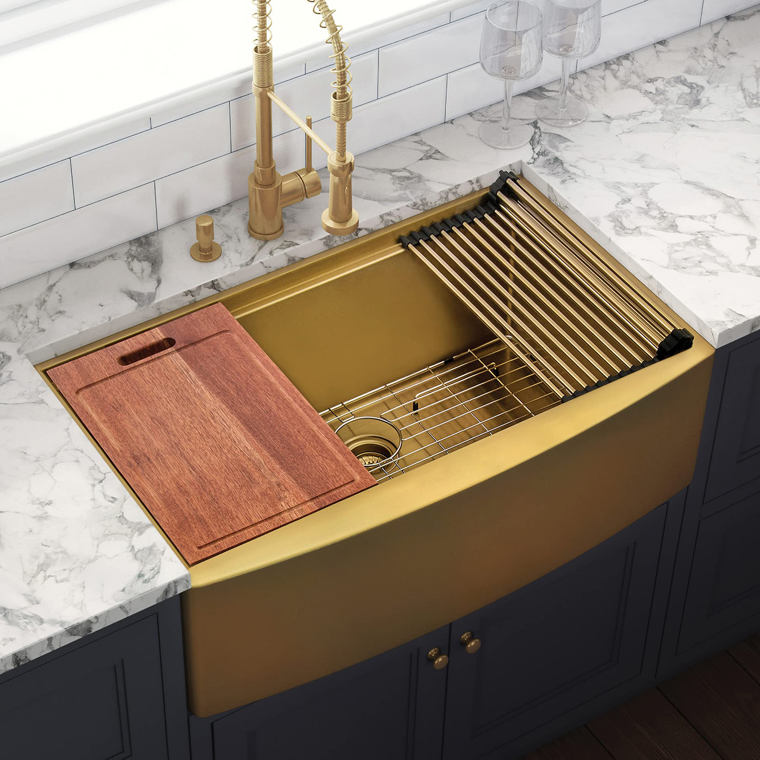 حوض مطبخ مصنوع يدويًا من الفولاذ المقاوم للصدأ 304 من مادة PVD باللون الذهبي مع حافة